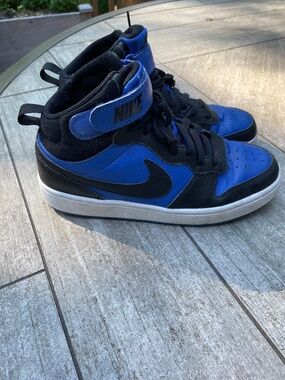 Boy’s Nike Court Borough Mid 2 shoes